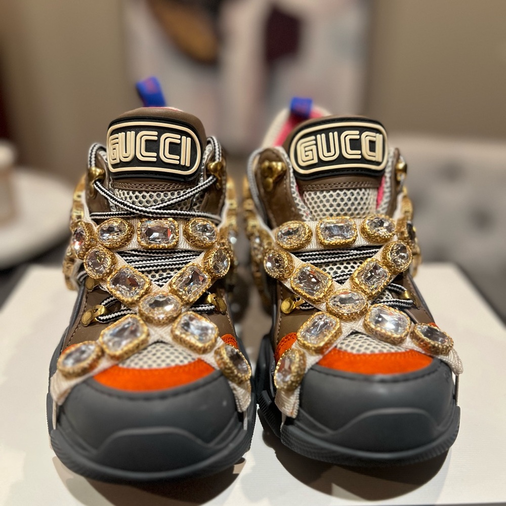 EXTREMELY GENTLY USED ! Only worn 2 times !comes with box and original wrapping